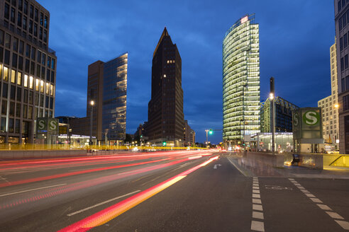 Deutschland, Berlin, Blick auf den Potsdamer Platz in der Dämmerung - WIF03433