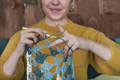 Young woman chrocheting doily, close-up - RTBF01006