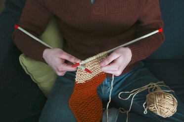 Young man knitting a scarf, partial view - RTBF01007