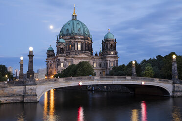 Deutschland, Berlin, Blick auf den Berliner Dom zur blauen Stunde - WIF03434