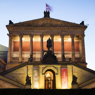 Deutschland, Berlin, beleuchtete Alte Nationalgalerie - WIF03435