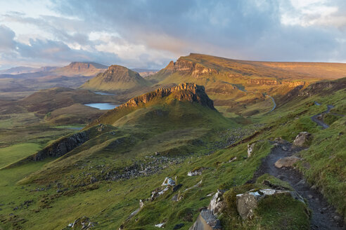 UK, Schottland, Innere Hebriden, Isle of Skye, Trotternish, Morgenstimmung über Quiraing, Blick auf Loch Cleat - FOF09371