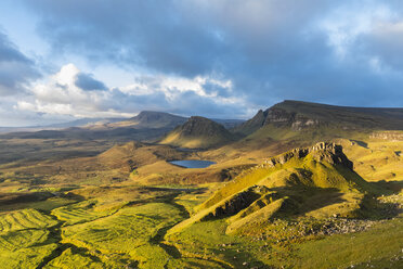 UK, Schottland, Innere Hebriden, Isle of Skye, Trotternish, Morgenstimmung über Quiraing, Blick auf Loch Cleat - FOF09372