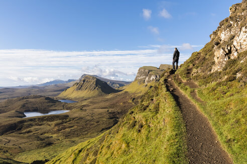 UK, Schottland, Innere Hebriden, Isle of Skye, Trotternish, Wanderweg bei Quiraing, Loch Cleat, Wanderer mit Blick auf die Aussicht - FOF09373