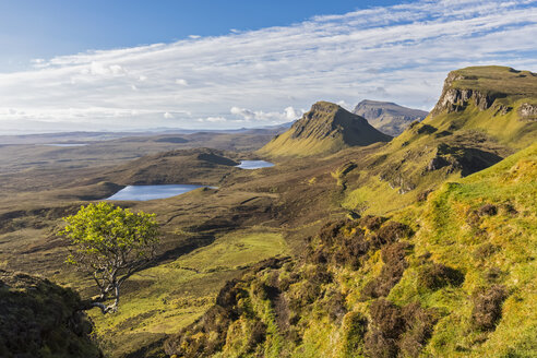 UK, Schottland, Innere Hebriden, Isle of Skye, Trotternish, Morgenstimmung über Quiraing, Blick auf Loch Cleat - FOF09374