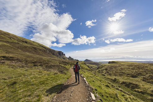 UK, Schottland, Innere Hebriden, Isle of Skye, Trotternish, Quiraing, Tourist auf Wanderweg - FOF09376