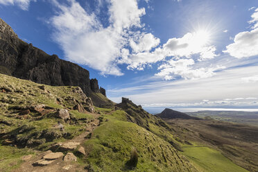 UK, Scotland, Inner Hebrides, Isle of Skye, Trotternish, Quiraing, tourist on hiking trail - FOF09378