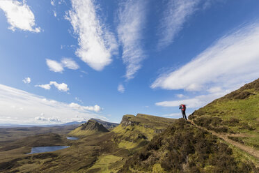 UK, Schottland, Innere Hebriden, Isle of Skye, Trotternish, Quiraing, Tourist auf Wanderweg - FOF09379