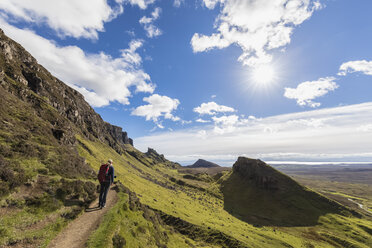 UK, Schottland, Innere Hebriden, Isle of Skye, Trotternish, Quiraing, Tourist auf Wanderweg - FOF09380