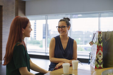 Freundinnen beim Einkaufsbummel treffen sich in einem Café - MOMF00241