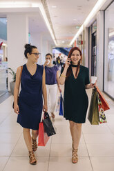 Girlfriends on a shopping spree - MOMF00245