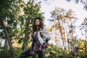 Porträt von Teenager-Mädchen mit Kamera und Rucksack in der Natur - VPIF00097