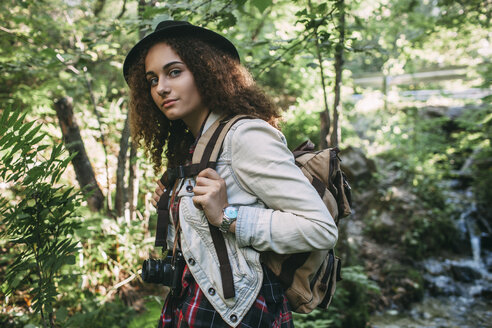 Porträt von Teenager-Mädchen mit Rucksack und Kamera in der Natur - VPIF00101