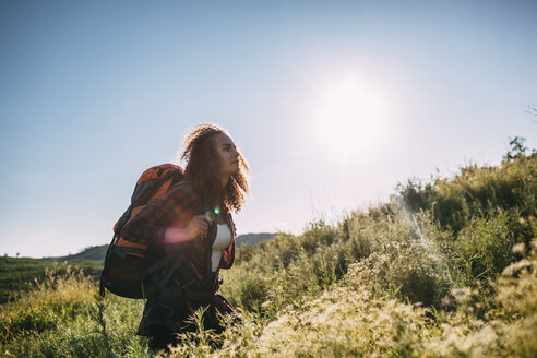 Teenager-Mädchen mit Rucksack in der Natur - VPIF00102