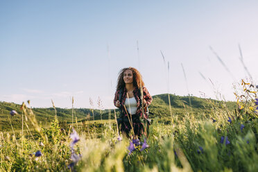 Teenager-Mädchen mit Rucksack in der Natur - VPIF00103