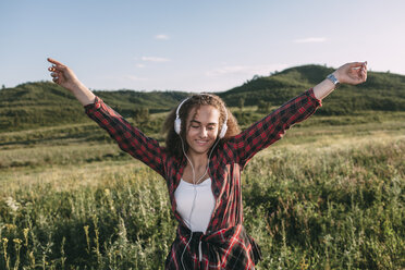 Teenager-Mädchen hört Musik mit Kopfhörern in der Natur - VPIF00115