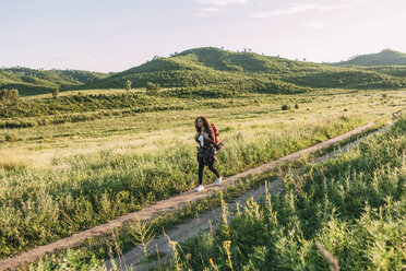 Teenager-Mädchen mit Rucksack wandern in der Natur - VPIF00127