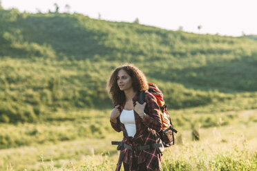 Teenager-Mädchen mit Rucksack wandern in der Natur - VPIF00128