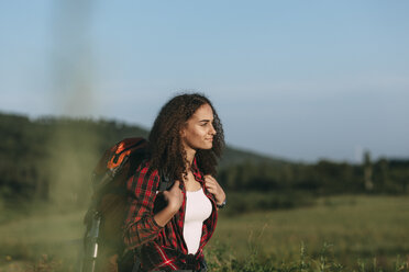 Teenager-Mädchen mit Rucksack wandern in der Natur - VPIF00129