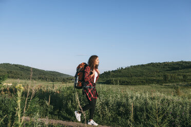 Teenager-Mädchen mit Rucksack wandern in der Natur - VPIF00130