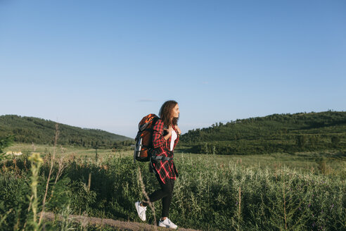 Teenager-Mädchen mit Rucksack wandern in der Natur - VPIF00130