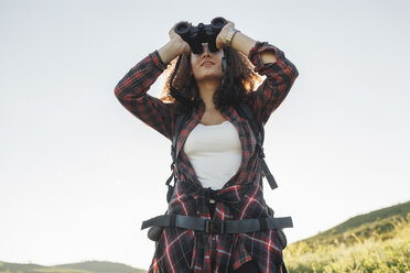 Teenager-Mädchen mit Rucksack und Ferngläsern in der Natur - VPIF00132