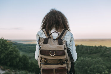 Rückenansicht eines Teenagers mit Rucksack in der Natur - VPIF00139