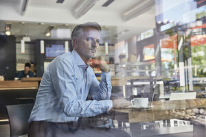 Geschäftsmann wartet im Café am Flughafen - SUF00323
