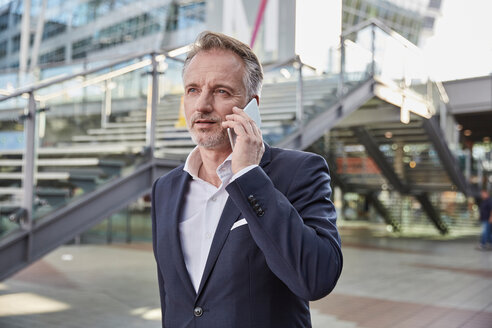 Geschäftsmann mit Smartphone auf dem Flughafen - SUF00332