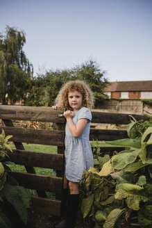 Porträt eines kleinen Mädchens, das ein Gartentor öffnet - NMSF00160