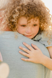 Porträt eines kleinen Mädchens, das mit seinem Onkel kuschelt - NMSF00168