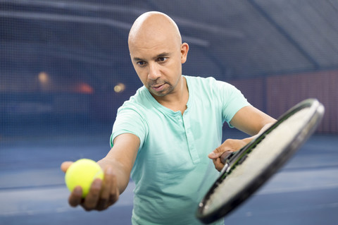 Tennisspieler hält Ball für Aufschlag, lizenzfreies Stockfoto