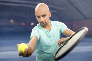 Tennisspieler hält Ball für Aufschlag - FRF00555