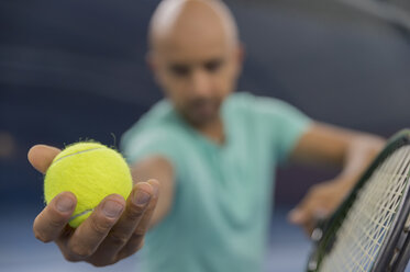 Tennisspieler hält Ball für Aufschlag - FRF00556