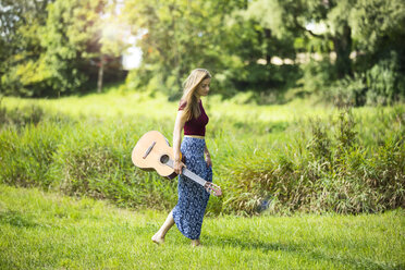 Young woan in nature with guitar - MAEF12428