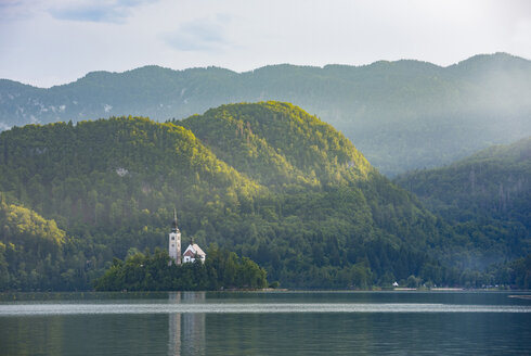 Slowenien, Bled, Insel Bled und Kirche Maria Himmelfahrt - LOMF00621
