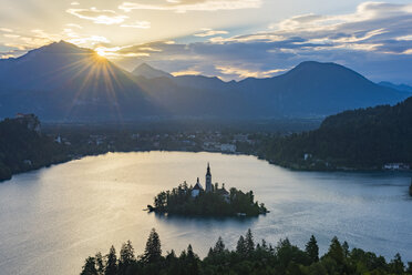 Slowenien, Bled, Insel Bled und Kirche Maria Himmelfahrt bei Sonnenaufgang - LOMF00625