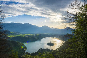 Slovenia, Bled, Bled island and Church of the Assumption of Maria at sunrise - LOMF00628