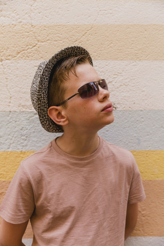 Porträt eines Jungen mit Sonnenbrille und Hut, lizenzfreies Stockfoto