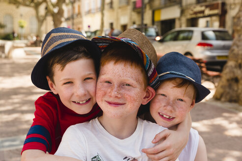 Gruppenbild von drei glücklichen Jungen im Urlaub - NMSF00175