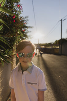 Porträt eines Jungen mit verspiegelter Sonnenbrille in der Abenddämmerung - NMSF00177