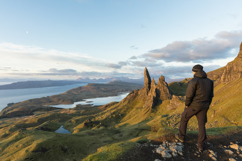 UK, Schottland, Innere Hebriden, Isle of Skye, Trotternish, Tourist auf dem Gipfel bei The Storr, lizenzfreies Stockfoto