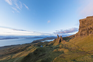 UK, Schottland, Innere Hebriden, Isle of Skye, Trotternish, Morgenstimmung am Loch Leathan und The Storr - FOF09392