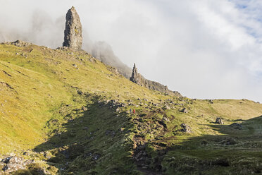 UK, Schottland, Innere Hebriden, Isle of Skye, Trotternish, Wolken um The Storr - FOF09393