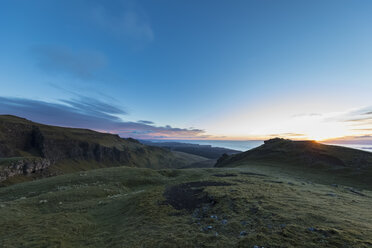 Vereinigtes Königreich, Schottland, Innere Hebriden, Isle of Skye, Trotternish, Sonnenuntergang am Beobachtungspunkt bei The Storr - FOF09394