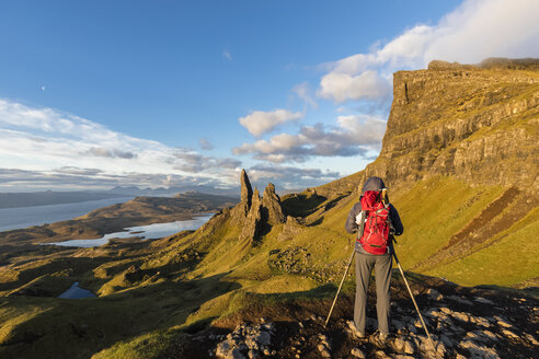 UK, Schottland, Innere Hebriden, Isle of Skye, Trotternish, Tourist fotografiert in der Nähe von The Storr - FOF09395