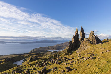 UK, Schottland, Innere Hebriden, Isle of Skye, Trotternish, Morgenstimmung am Loch Leathan und The Storr - FOF09396