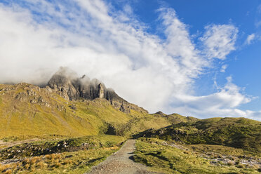 UK, Schottland, Innere Hebriden, Isle of Skye, Trotternish, Wolken um The Storr, Weg zum Beobachtungspunkt - FOF09398