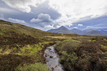 UK, Schottland, Innere Hebriden, Isle of Skye, Fluss Allt Dubh und Gipfel von Glamaig - FOF09403