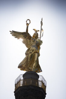 Deutschland, Berlin, Siegesgöttin auf Berliner Siegessäule bei Gegenlicht - WIF03437